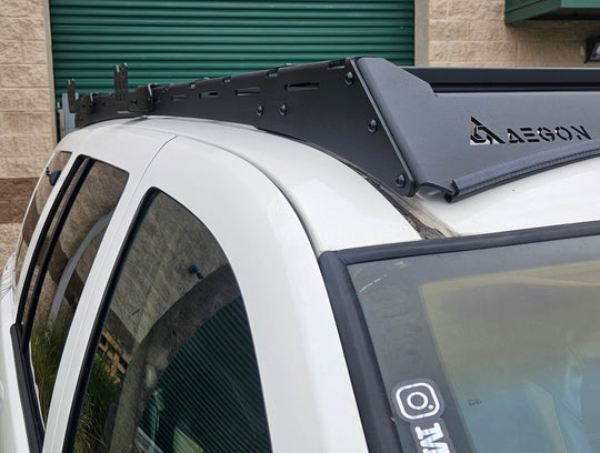Front wind deflector for Jeep Grand Cherokee WJ roof rack with integrated mounts for a 40 inch LED light bar.